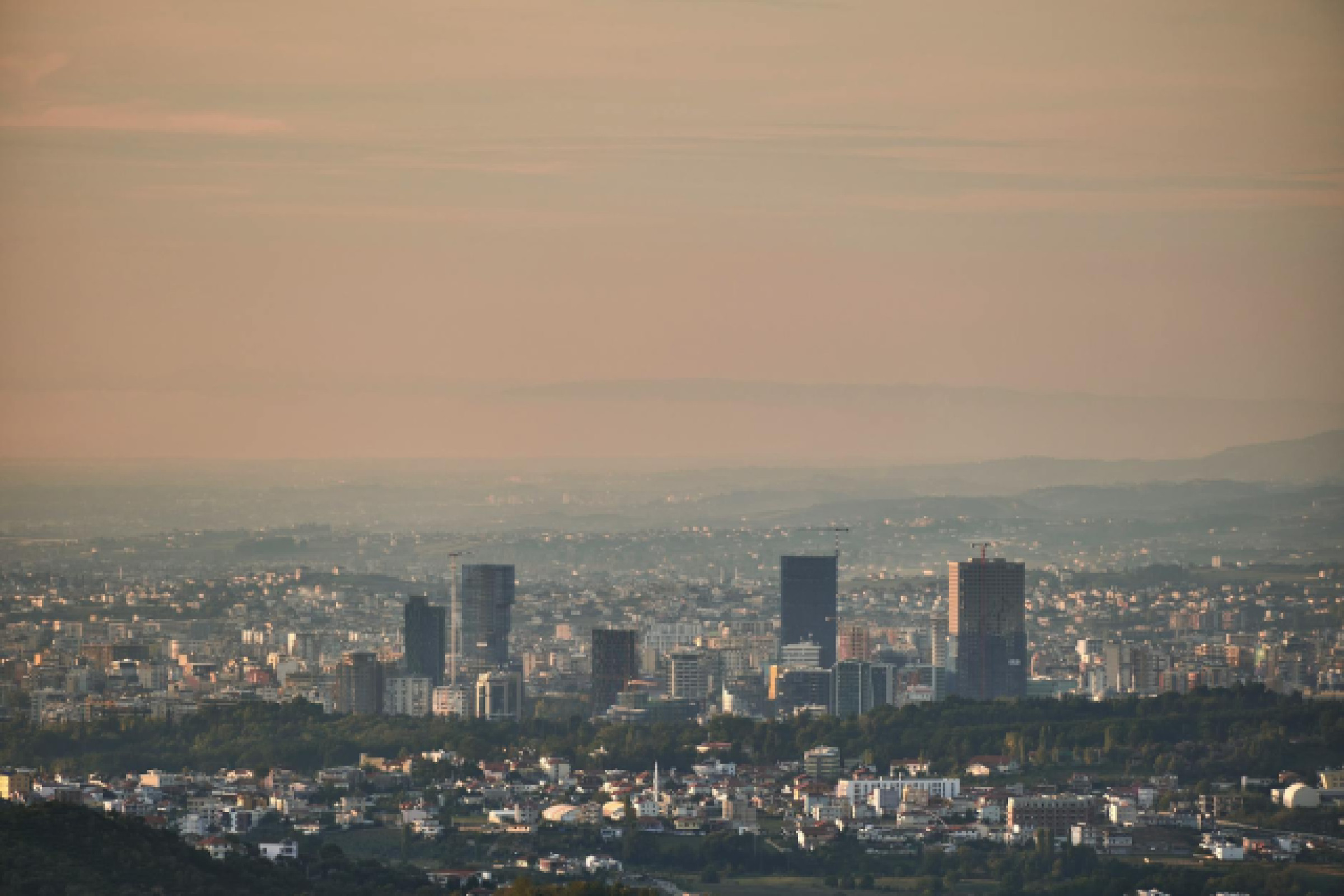Les quartiers de Tirana surf émergents
